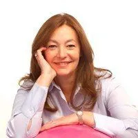 Shel Banks, an experienced newborn and maternity specialist.